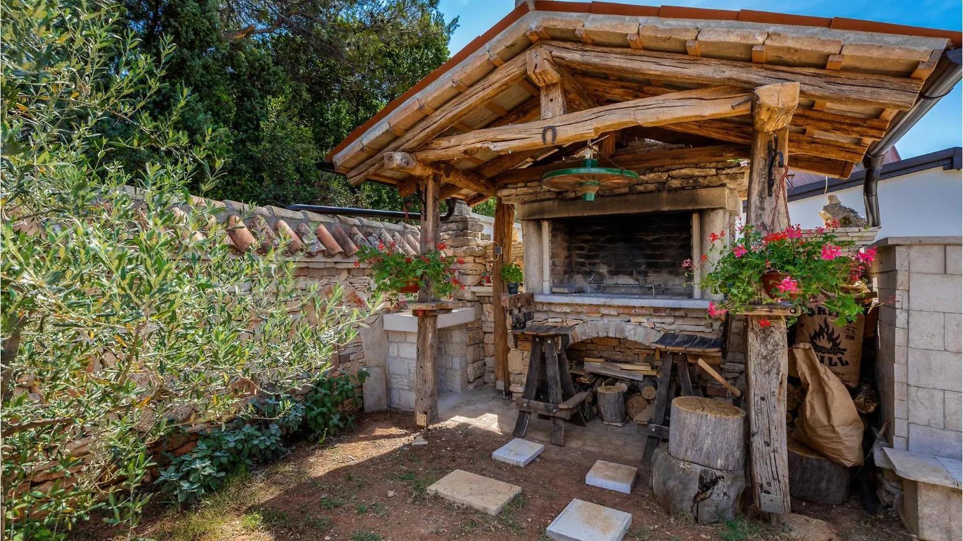 2 Bedroom Beautiful Home In Peroj