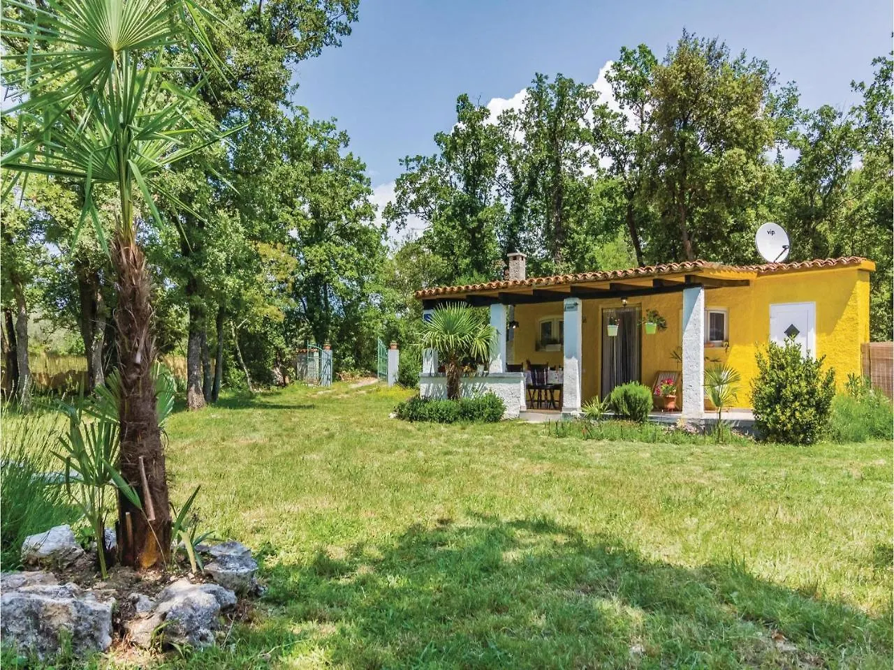 2 Bedroom Beautiful Home In Peroj